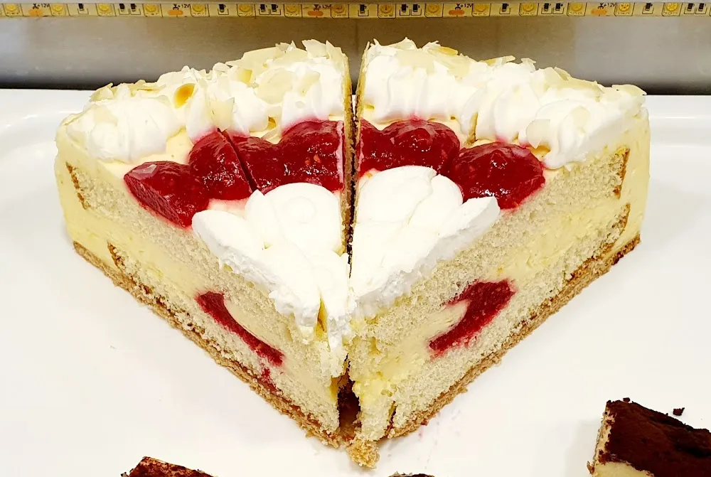 Gâteau À la Crème Goût Mangue Avec Coulis À la Fraise